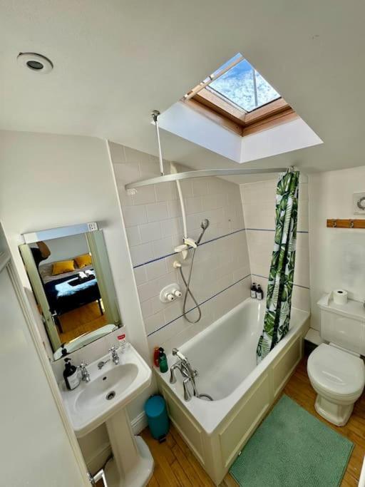 לונדון Victoria - 1 Bedroom Appartment 4 People מראה חיצוני תמונה